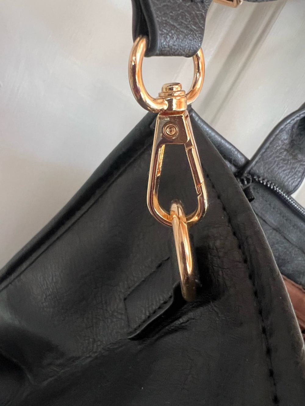 Crossbody Black Checkered Tote/ purse nwot shoulder strap mint condition - Picture 6 of 6
